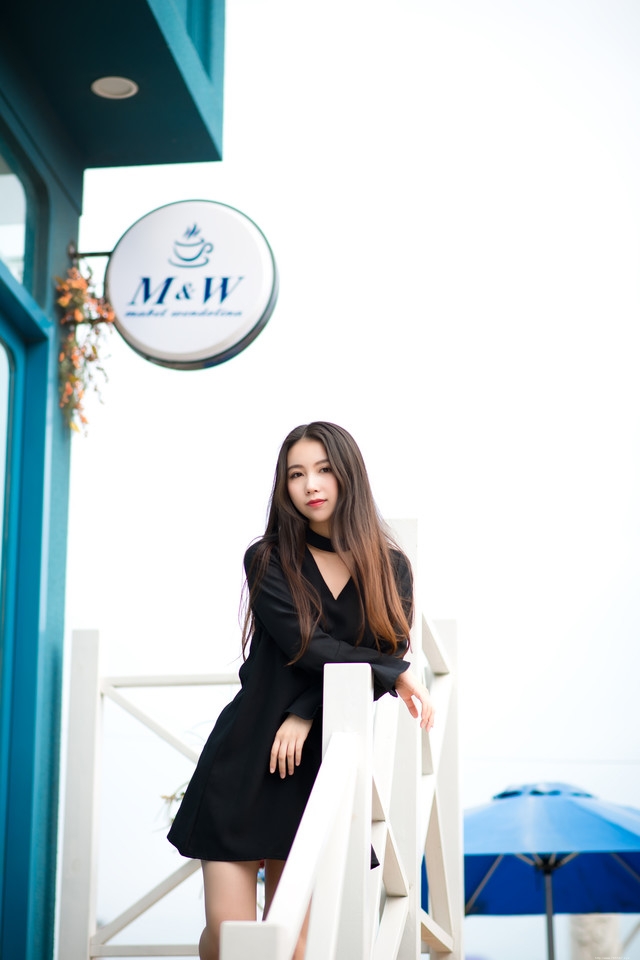 夏日清风长发美女坐在台阶上展修长美腿