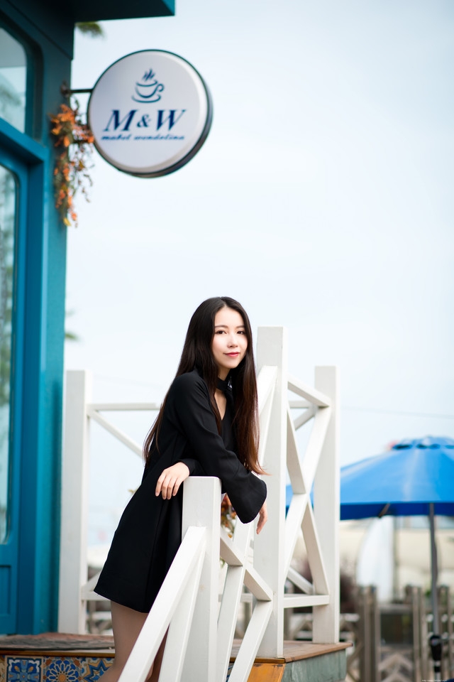 夏日清风长发美女坐在台阶上展修长美腿