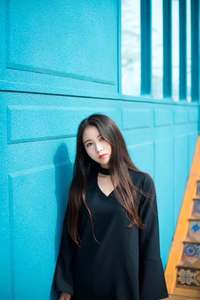 夏日清风长发美女坐在台阶上展修长美腿