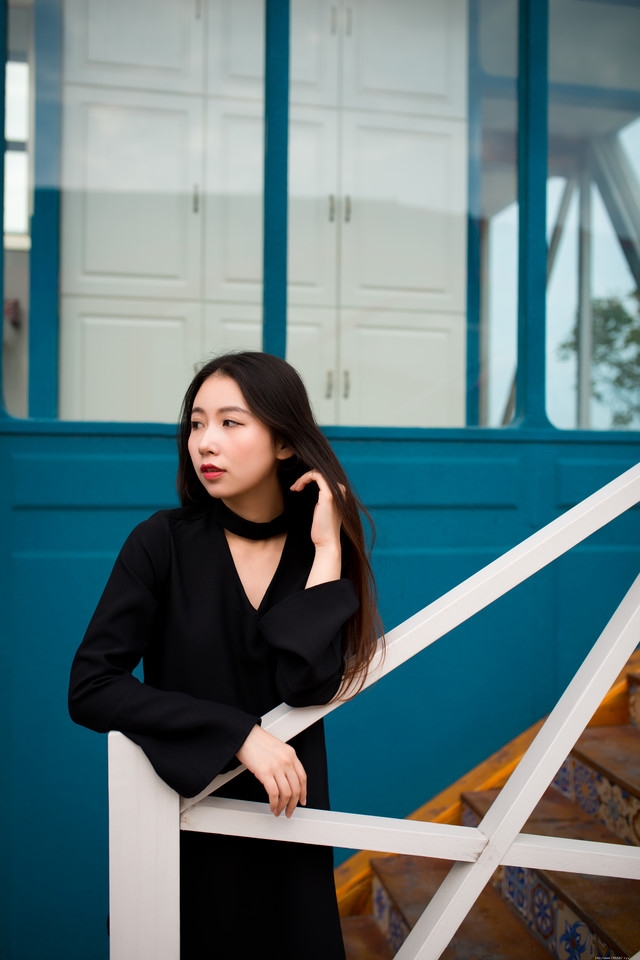 夏日清风长发美女坐在台阶上展修长美腿