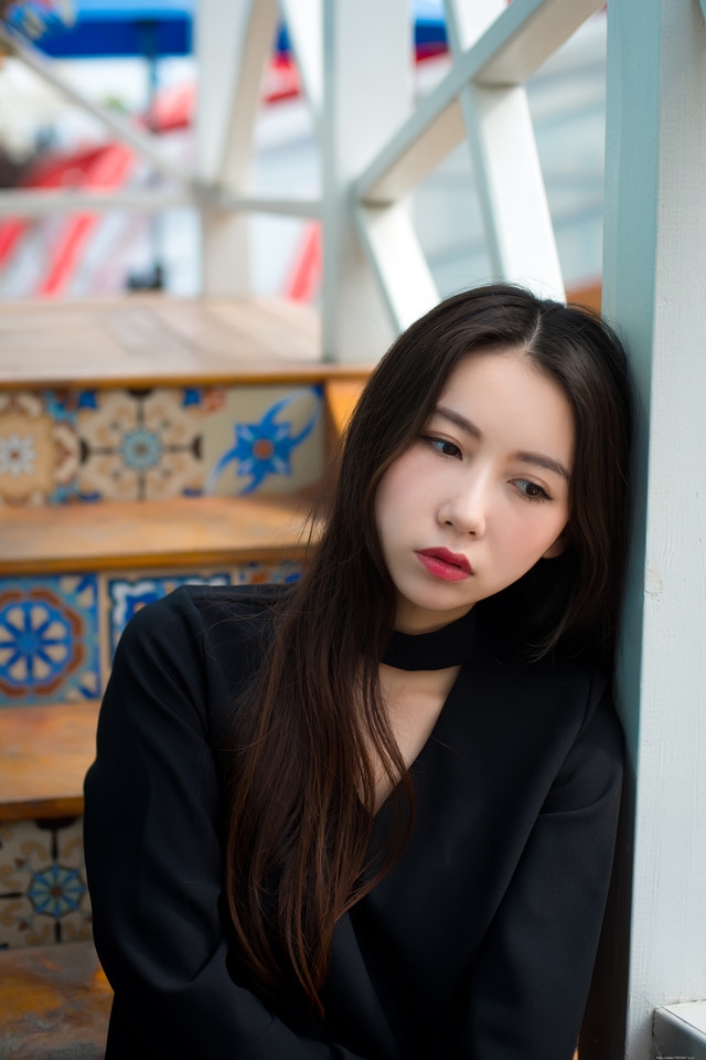 夏日清风长发美女坐在台阶上展修长美腿