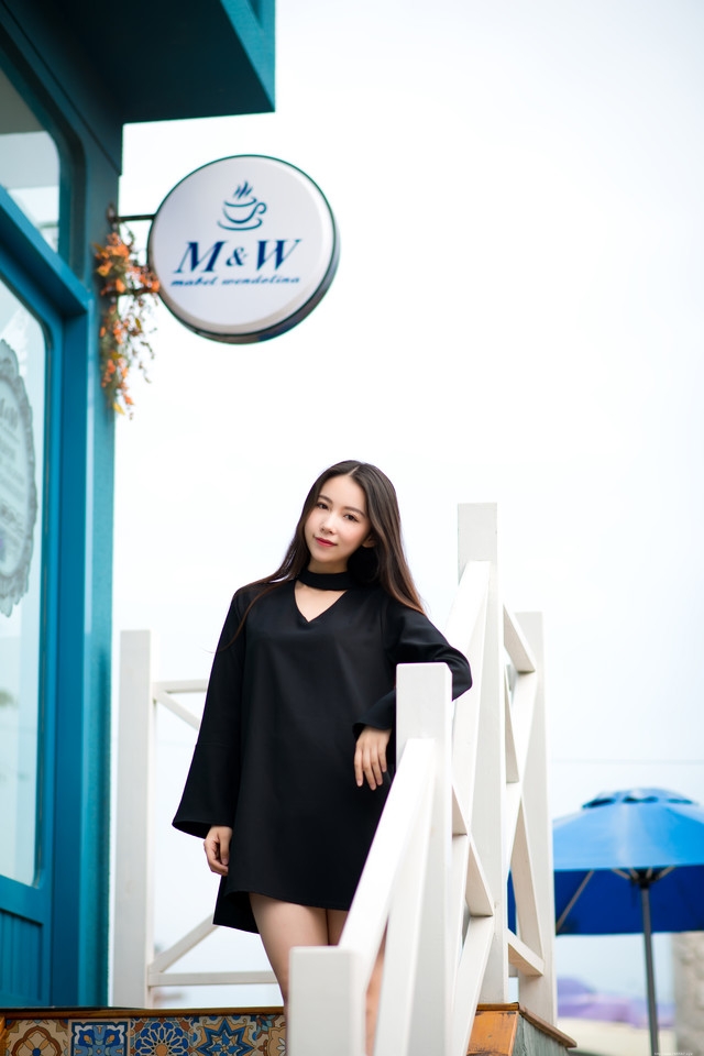 夏日清风长发美女坐在台阶上展修长美腿