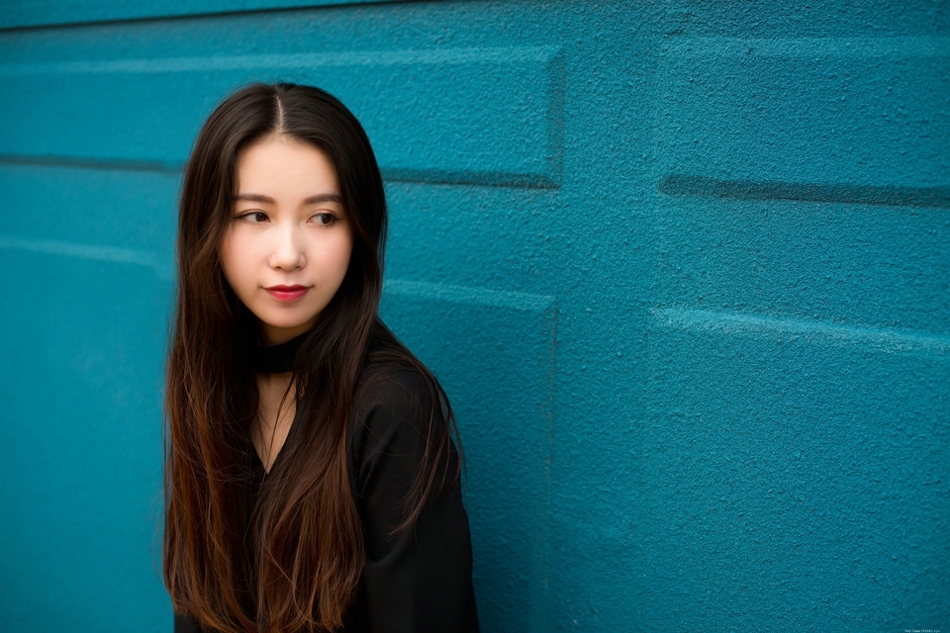 夏日清风长发美女坐在台阶上展修长美腿