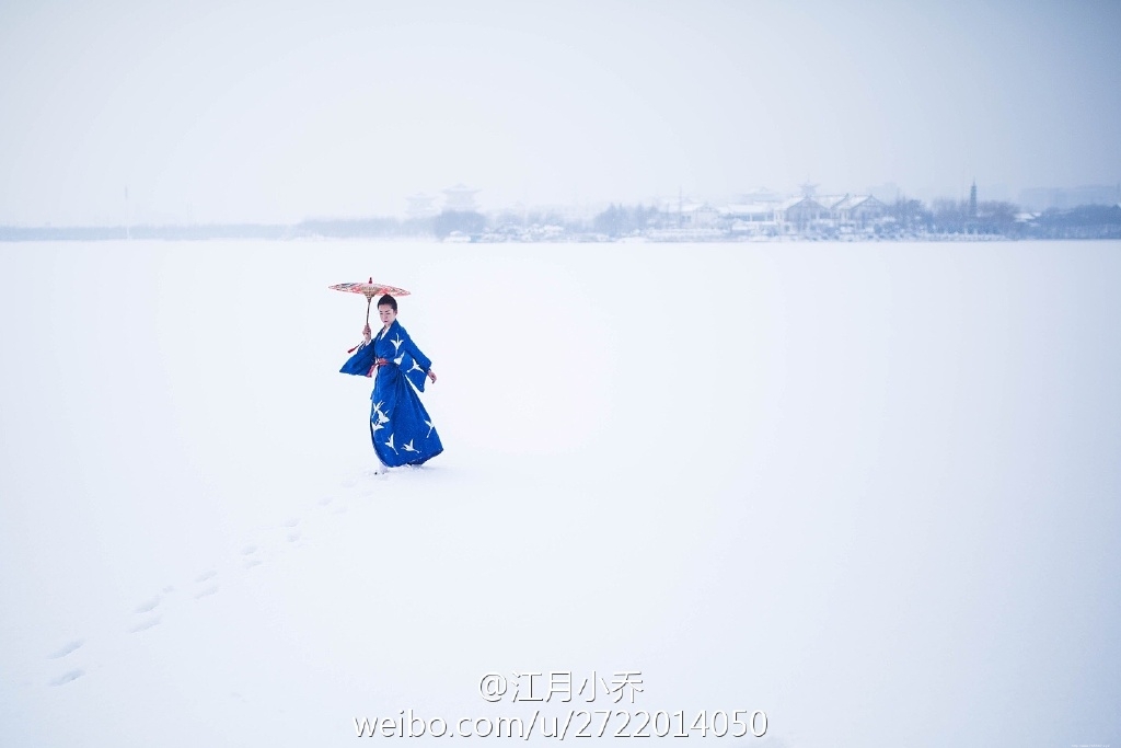 古装红唇美女雪地唯美迷人写真