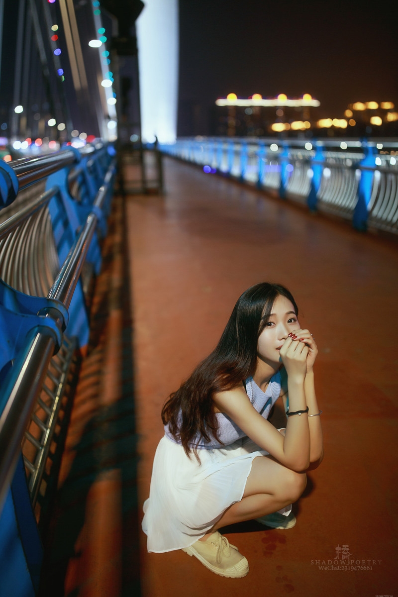 广州夜色下的短裙美女温馨唯美迷人写真