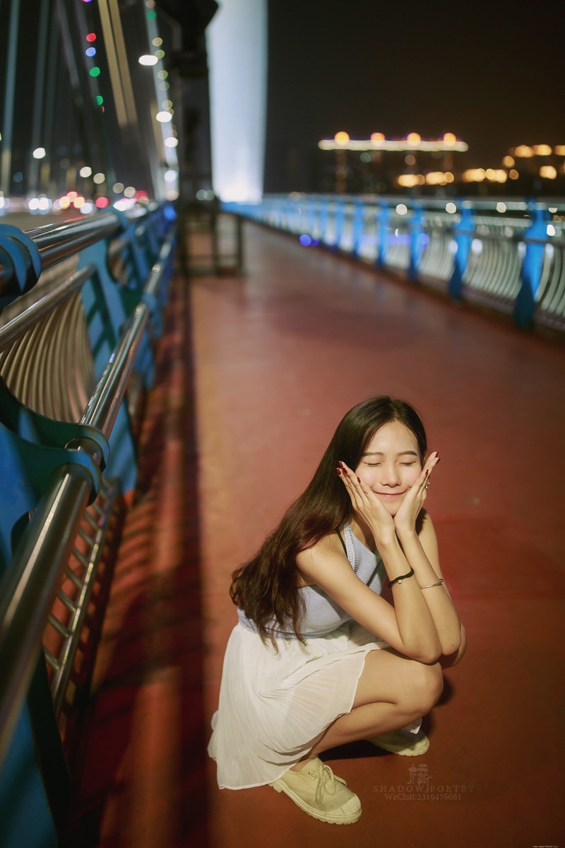 广州夜色下的短裙美女温馨唯美迷人写真