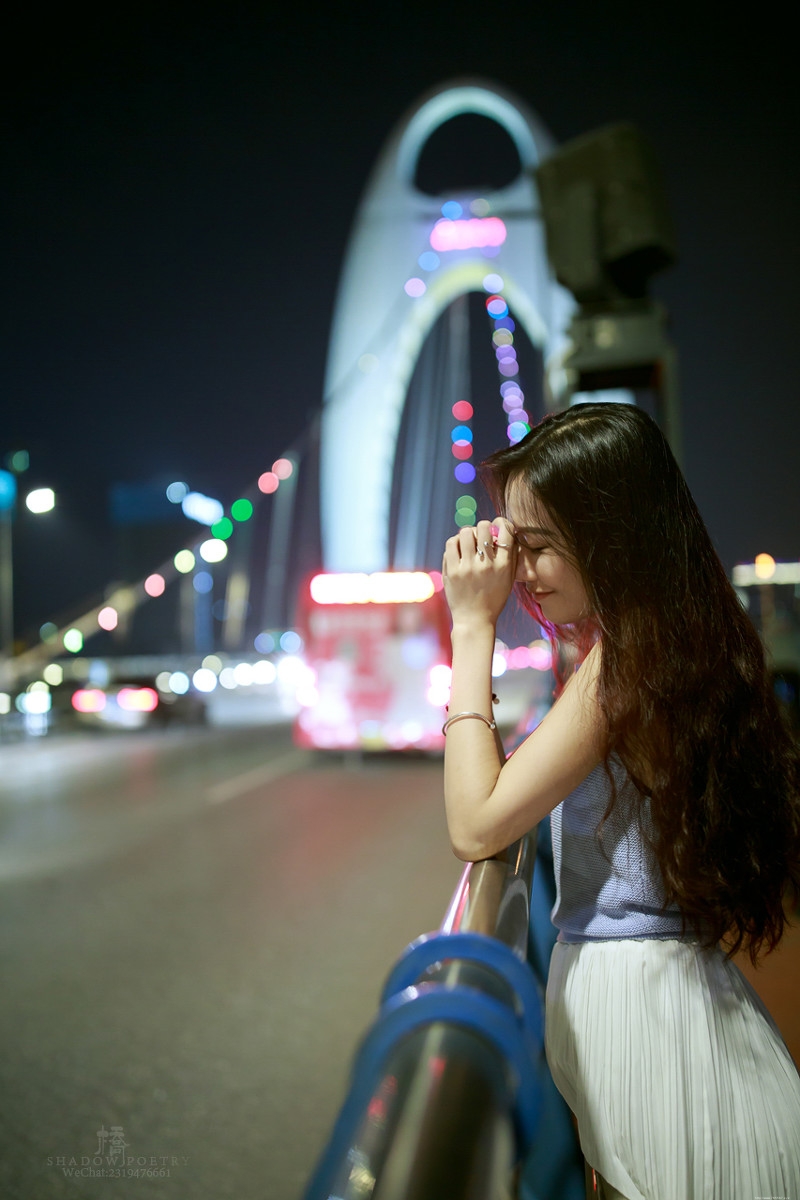 广州夜色下的短裙美女温馨唯美迷人写真
