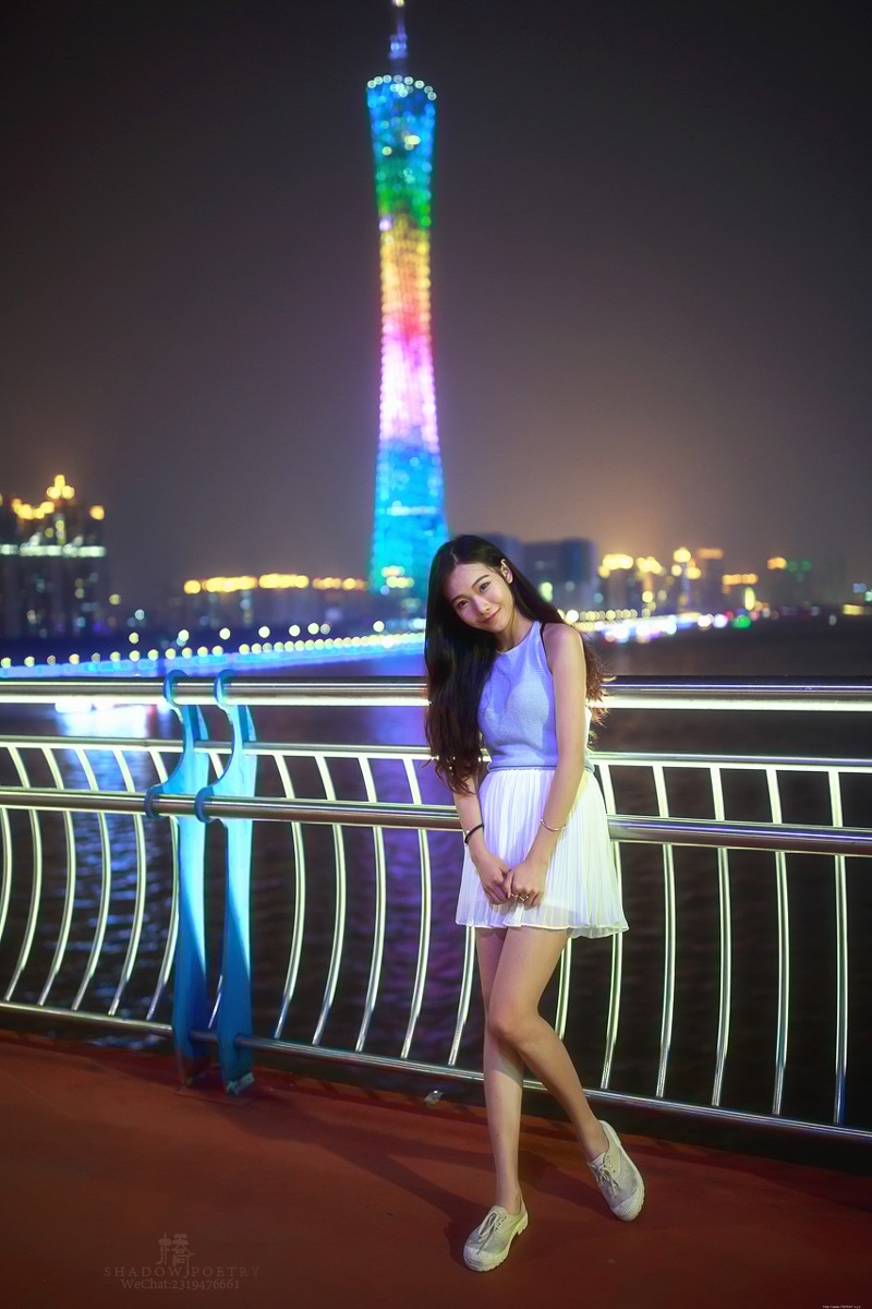 广州夜色下的短裙美女温馨唯美迷人写真