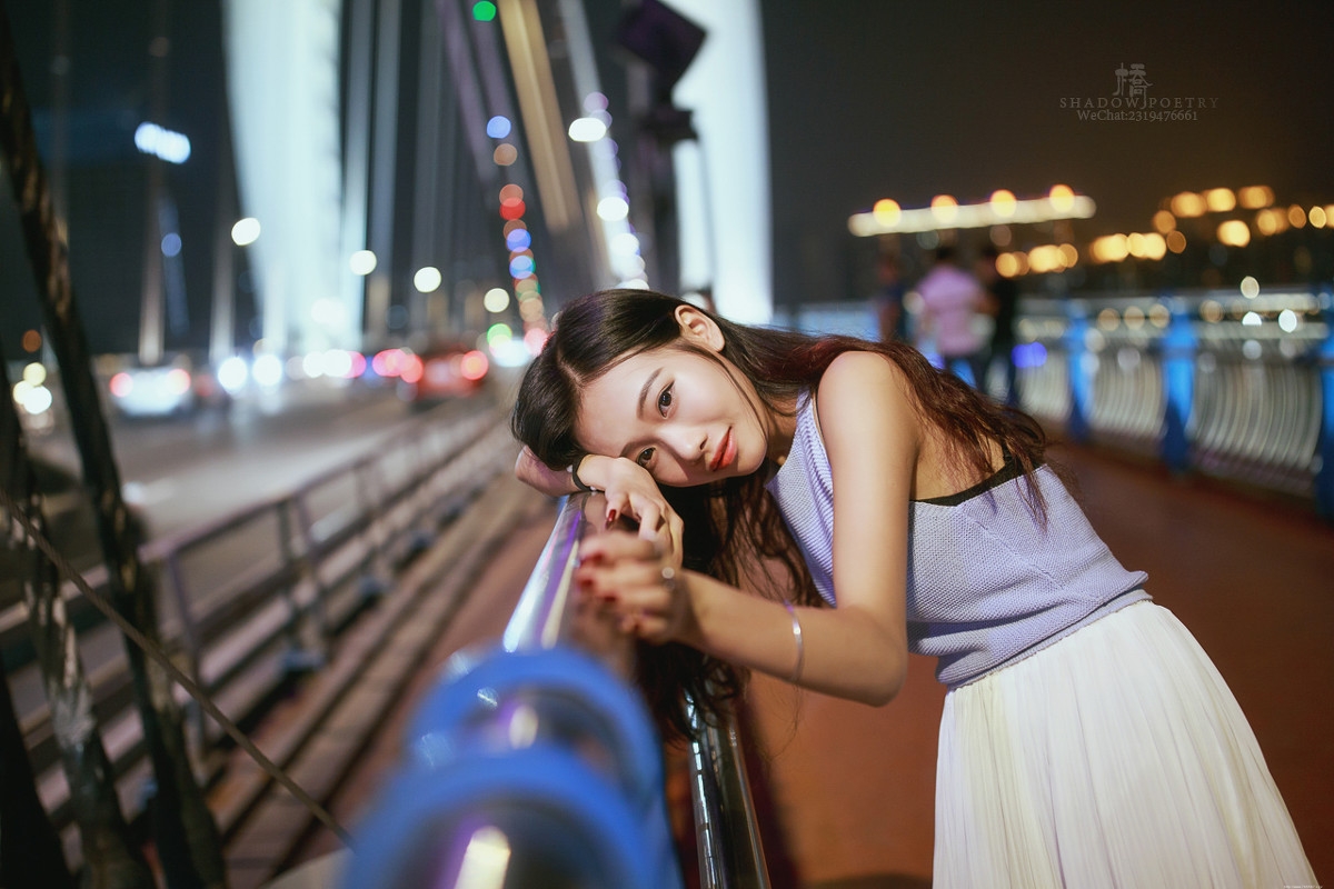 广州夜色下的短裙美女温馨唯美迷人写真
