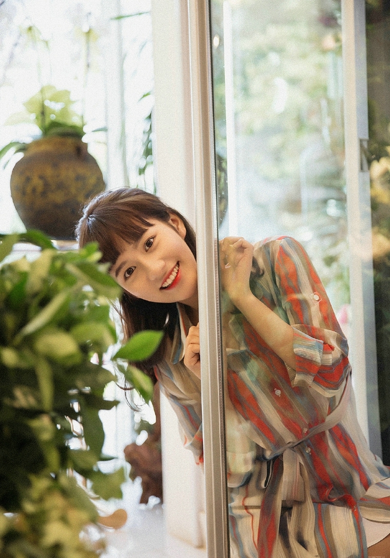 花房内的纯真齐刘海漂亮姑娘笑脸迷人