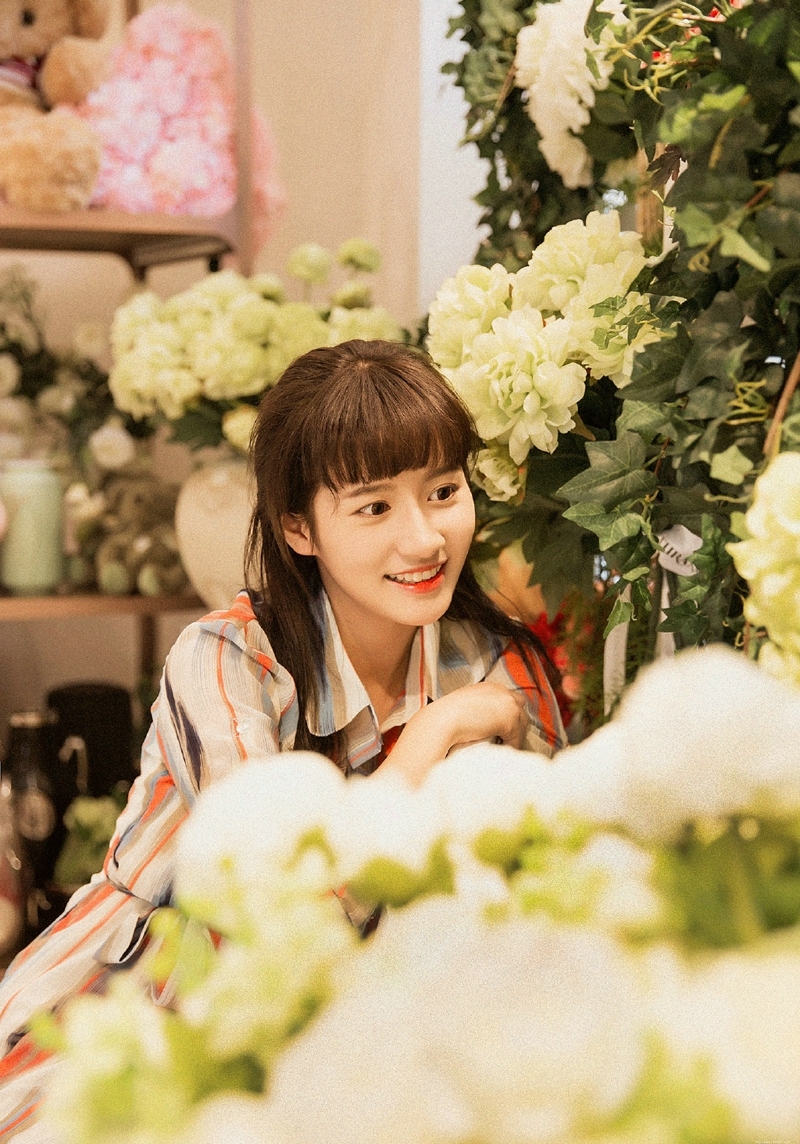 花房内的纯真齐刘海漂亮姑娘笑脸迷人