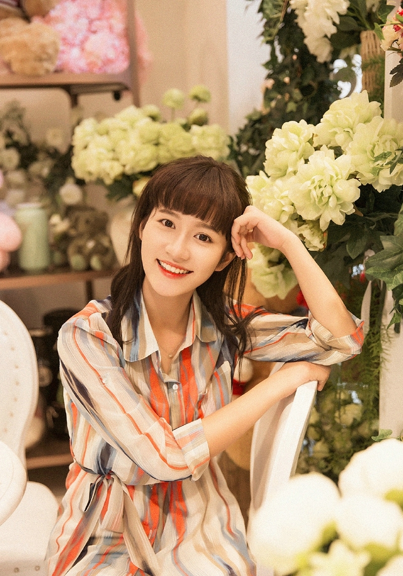 花房内的纯真齐刘海漂亮姑娘笑脸迷人