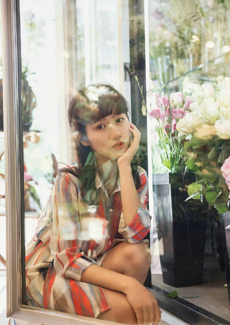 花房内的纯真齐刘海漂亮姑娘笑脸迷人