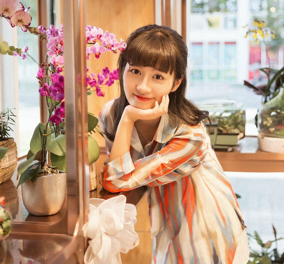 花房内的纯真齐刘海漂亮姑娘笑脸迷人
