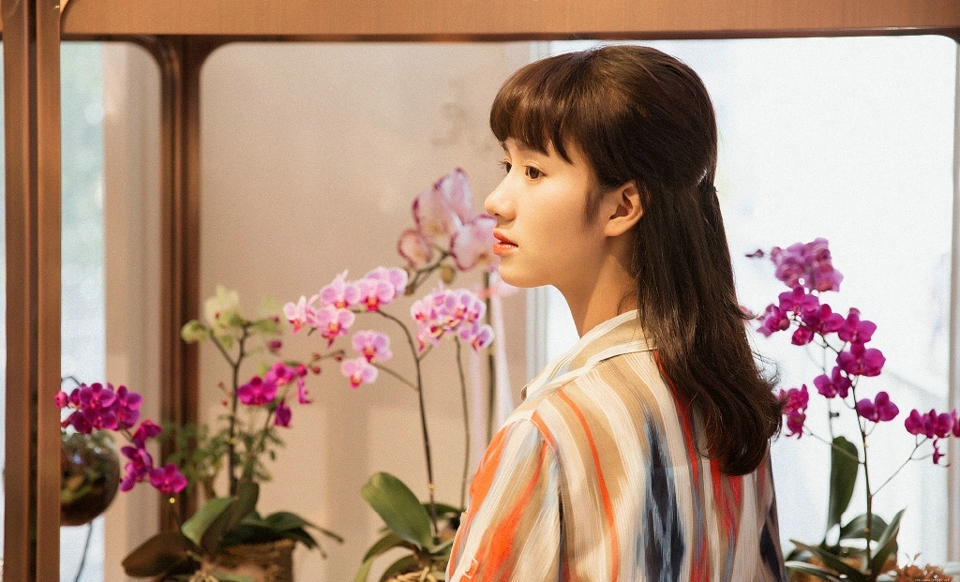 花房内的纯真齐刘海漂亮姑娘笑脸迷人