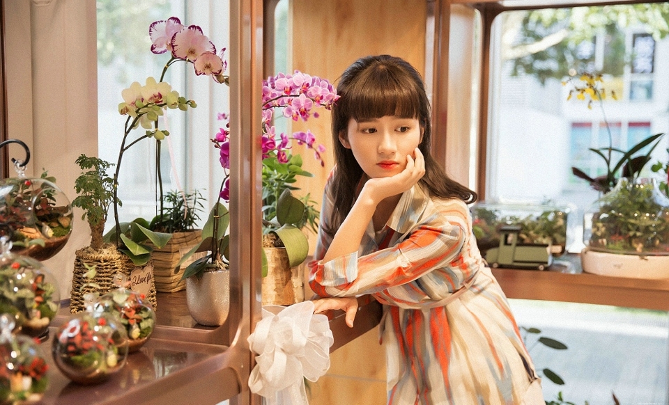 花房内的纯真齐刘海漂亮姑娘笑脸迷人