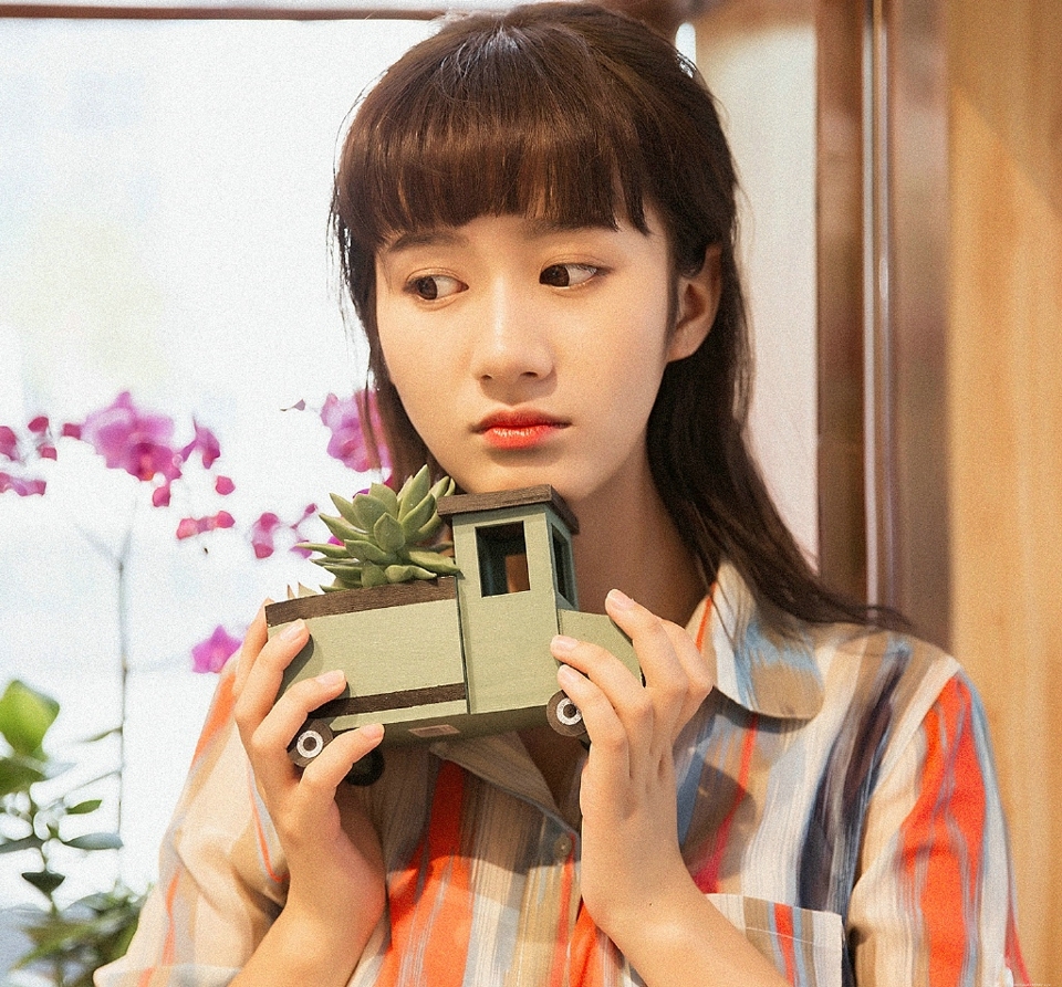 花房内的纯真齐刘海漂亮姑娘笑脸迷人