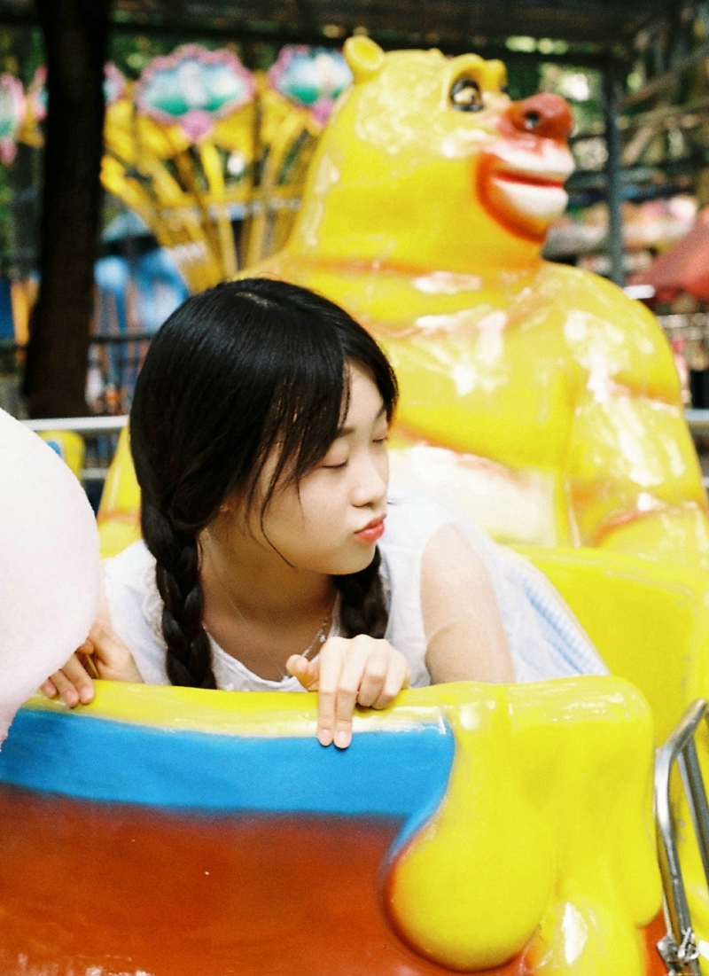 户外可爱圆脸妹子清纯可人写真