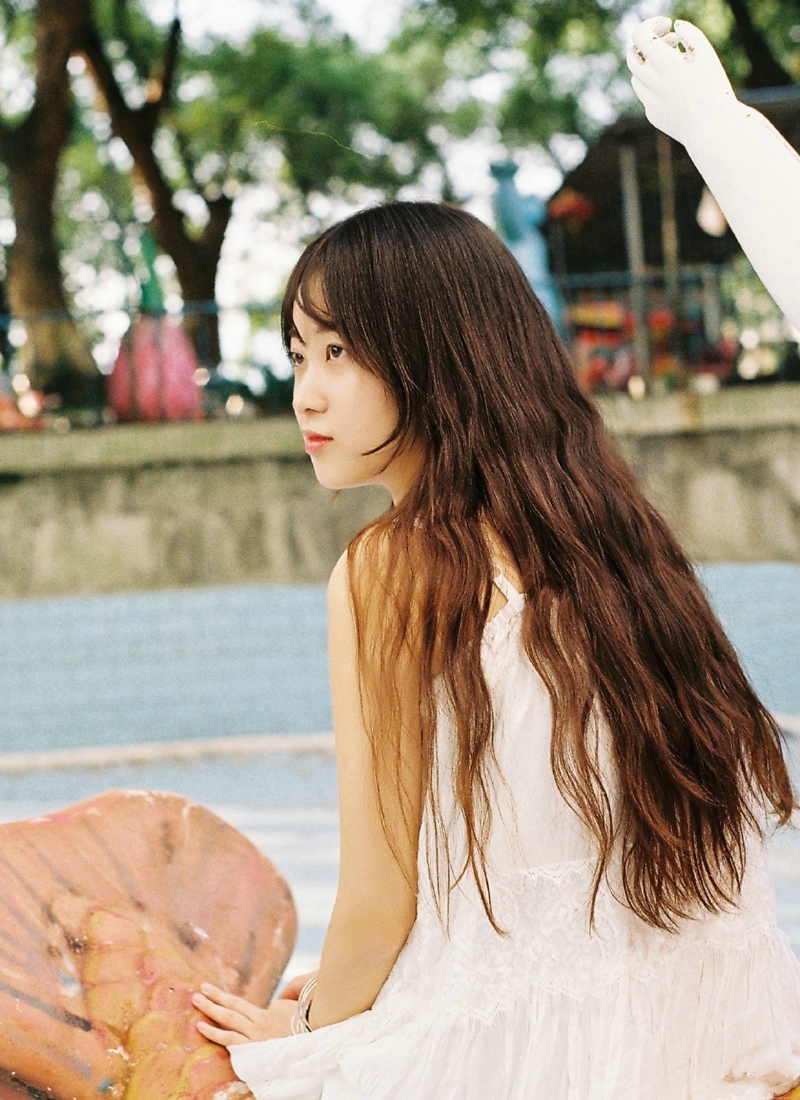 户外可爱圆脸妹子清纯可人写真