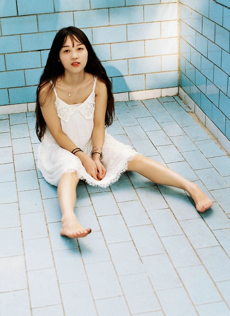 户外可爱圆脸妹子清纯可人写真