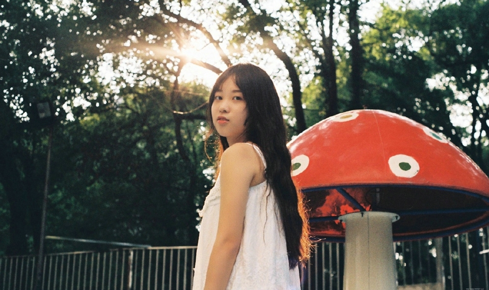 户外可爱圆脸妹子清纯可人写真