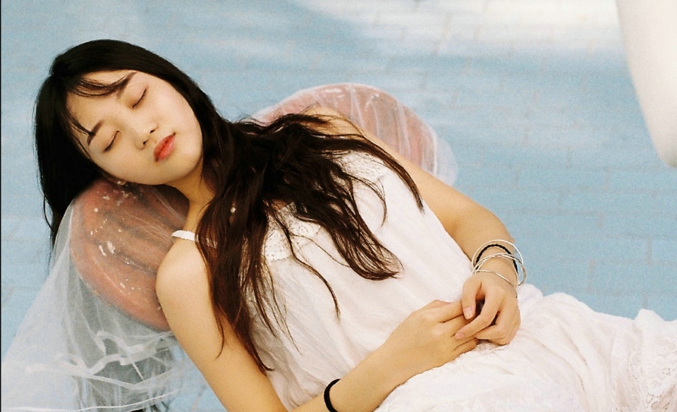 户外可爱圆脸妹子清纯可人写真