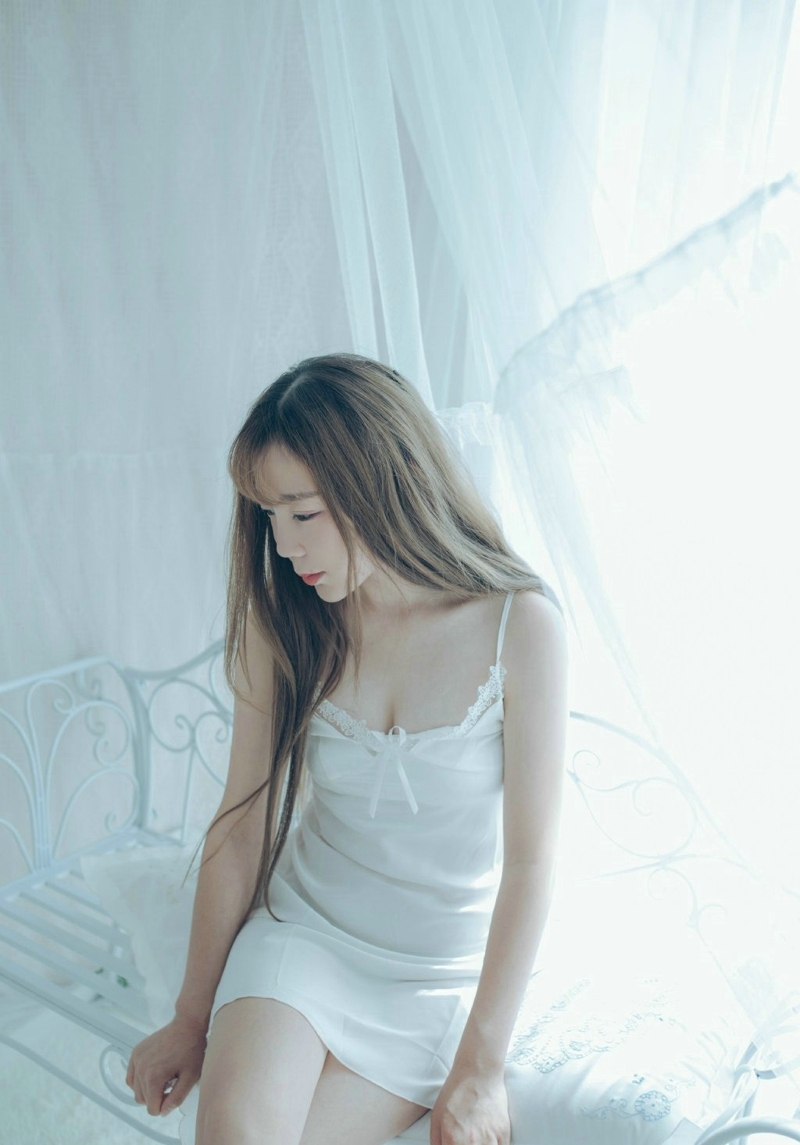 纯白私房内的吊带睡衣妹子白皙美艳写真