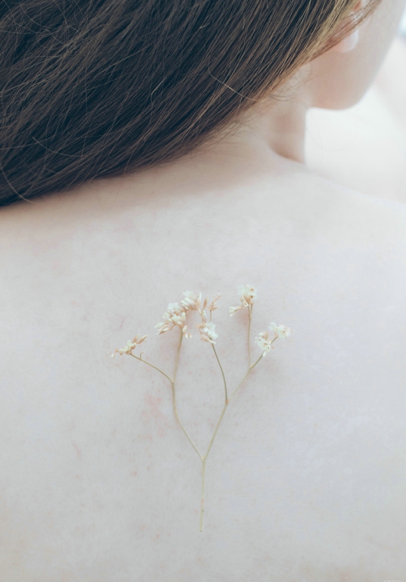 纯白私房内的吊带睡衣妹子白皙美艳写真