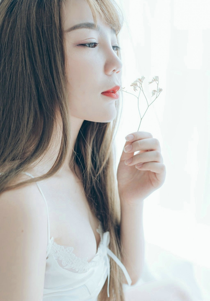 纯白私房内的吊带睡衣妹子白皙美艳写真