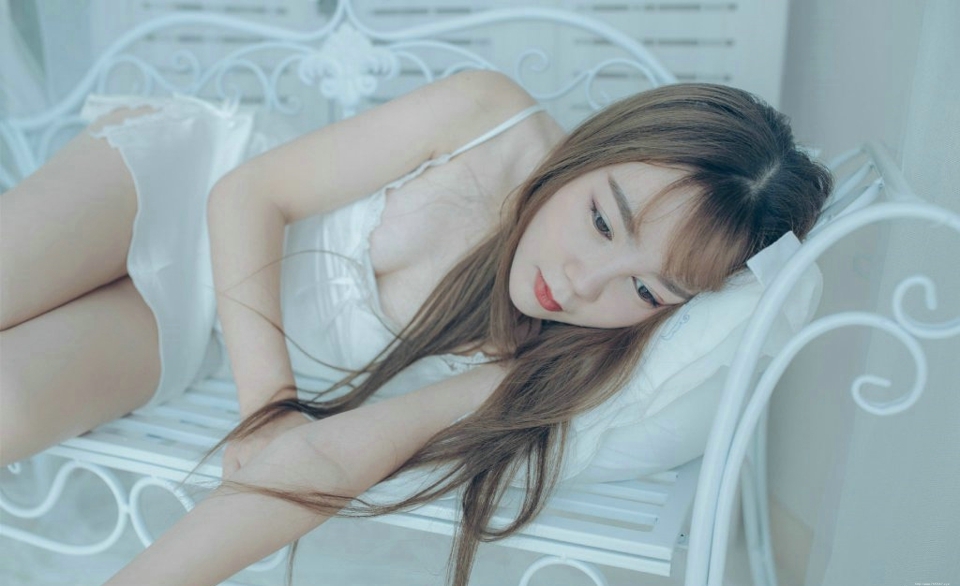 纯白私房内的吊带睡衣妹子白皙美艳写真