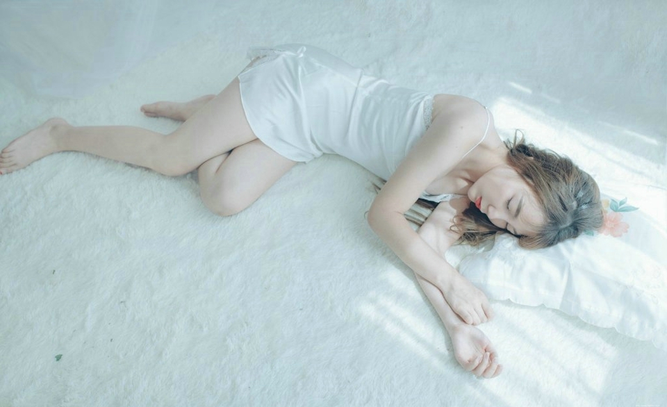纯白私房内的吊带睡衣妹子白皙美艳写真