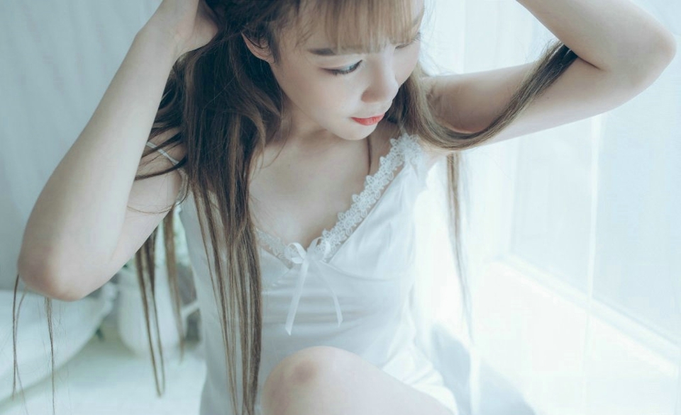 纯白私房内的吊带睡衣妹子白皙美艳写真