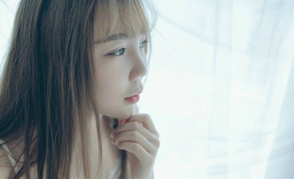 纯白私房内的吊带睡衣妹子白皙美艳写真