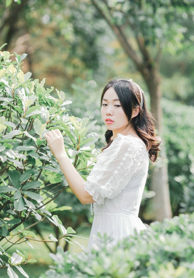 户外白裙清新柔美素雅美女怡人写真
