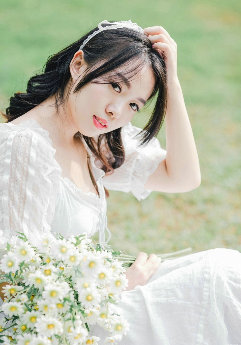 户外白裙清新柔美素雅美女怡人写真