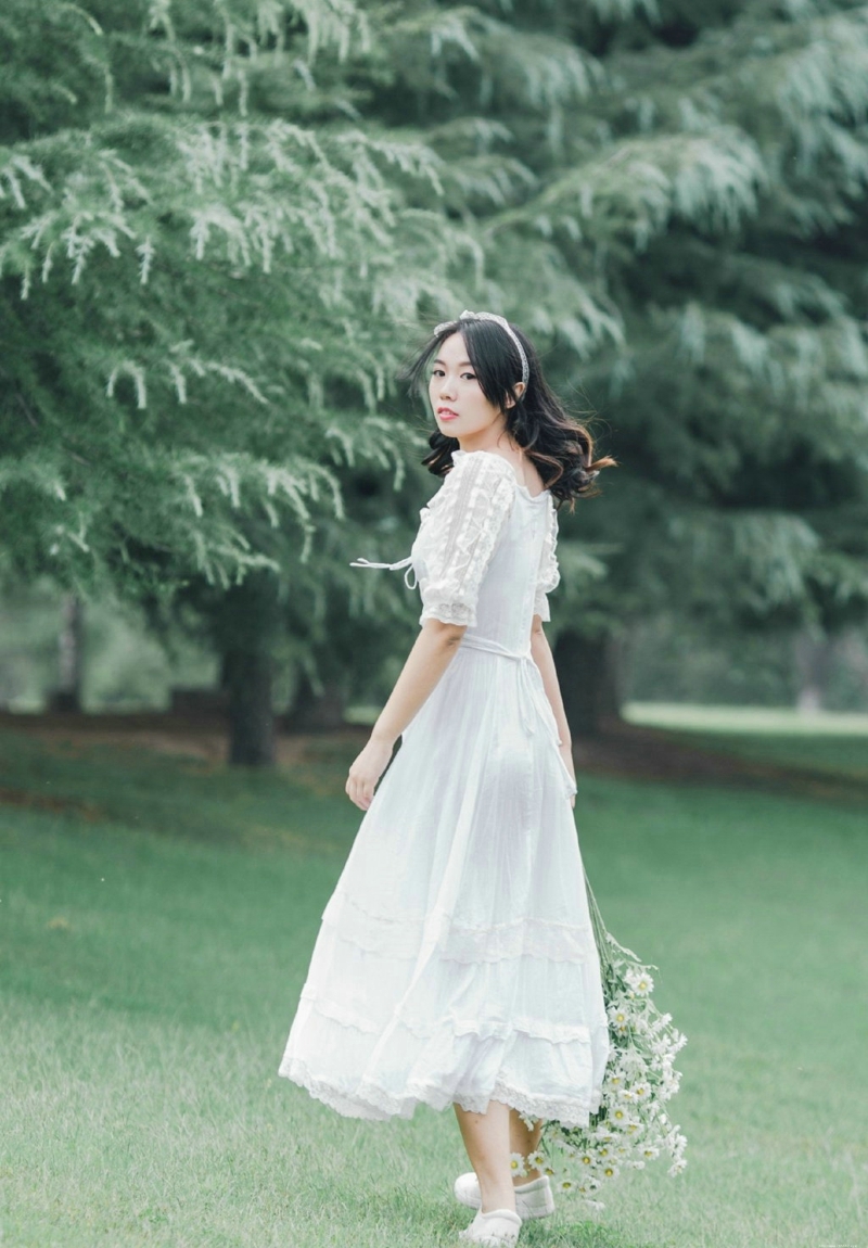 户外白裙清新柔美素雅美女怡人写真