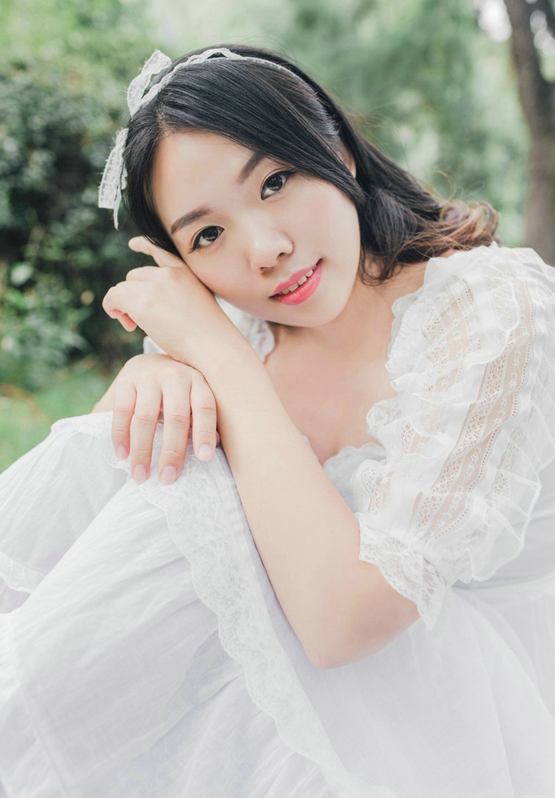 户外白裙清新柔美素雅美女怡人写真
