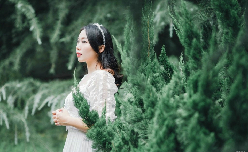 户外白裙清新柔美素雅美女怡人写真