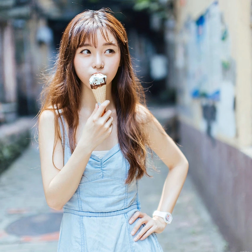 夏日连衣裙冰激凌少女青春俏皮写真