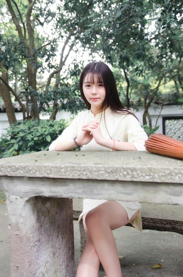 清纯诱人玉腿民国美女造型阳光清新迷人写真