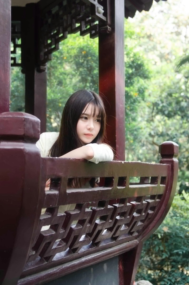 清纯诱人玉腿民国美女造型阳光清新迷人写真