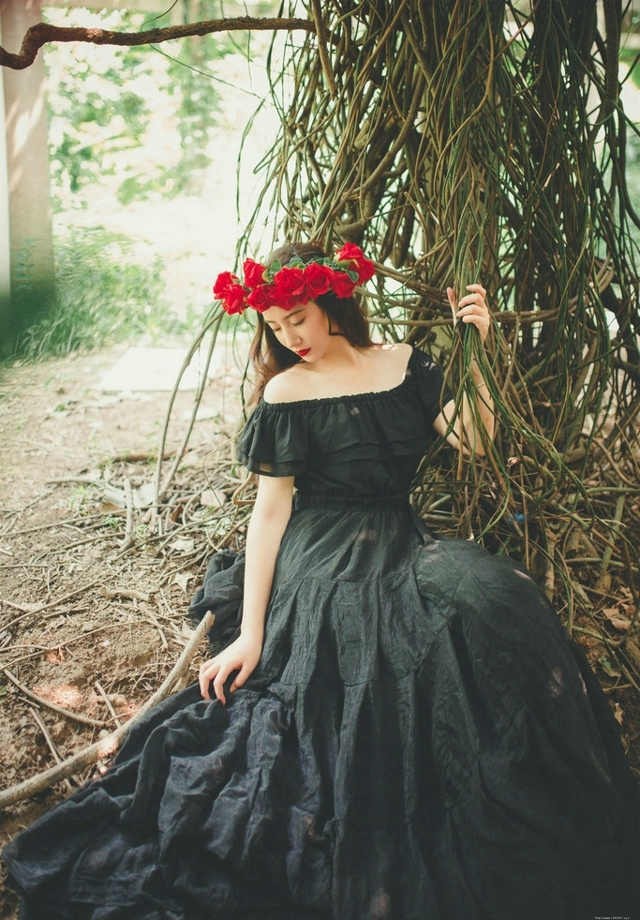 冷艳美女森林温馨唯美写真