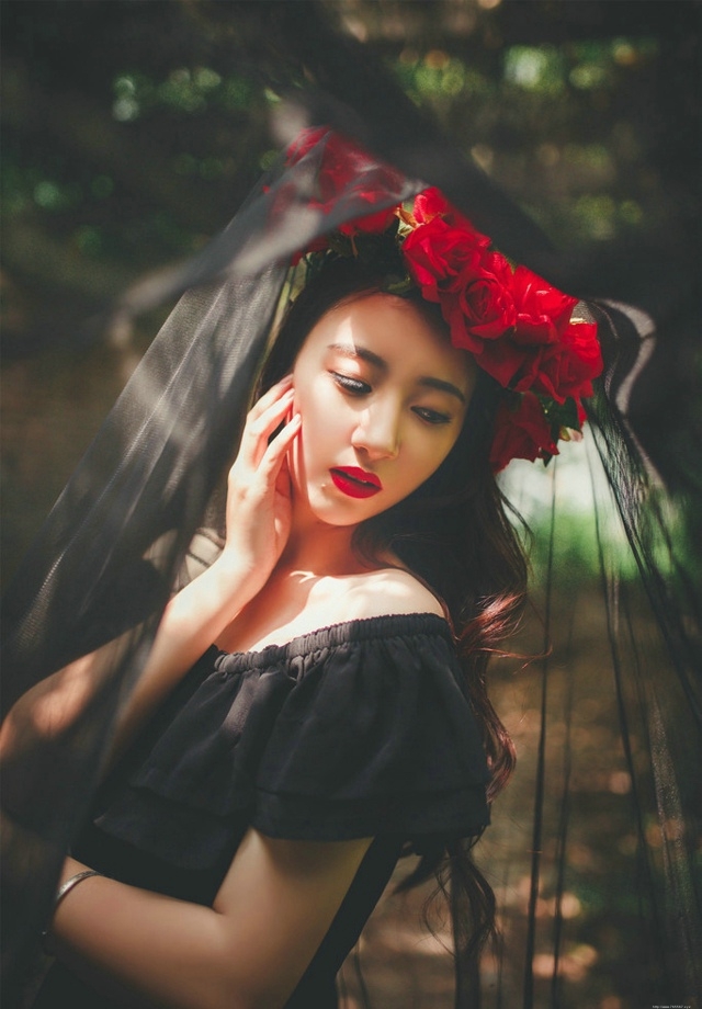 冷艳美女森林温馨唯美写真