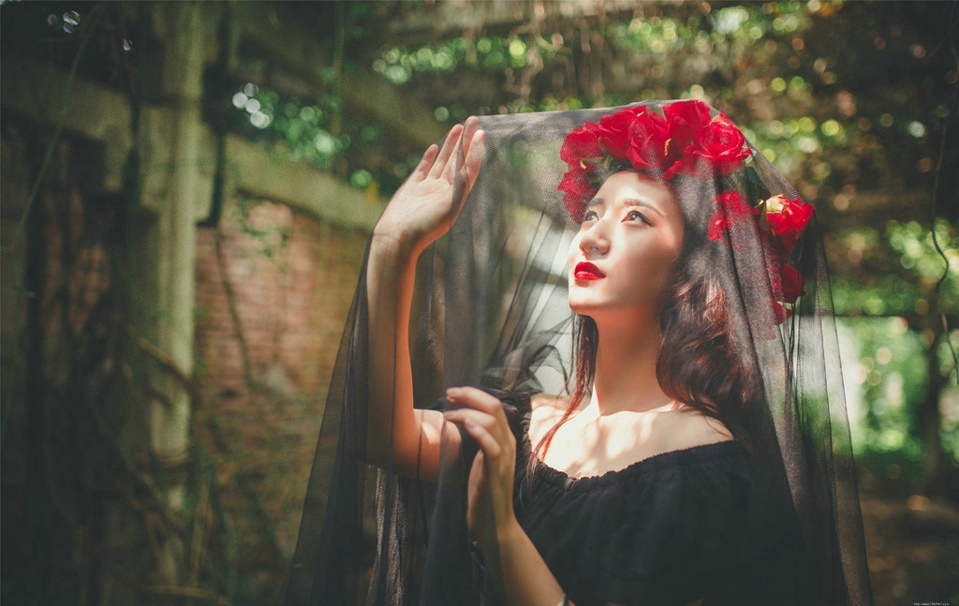 冷艳美女森林温馨唯美写真