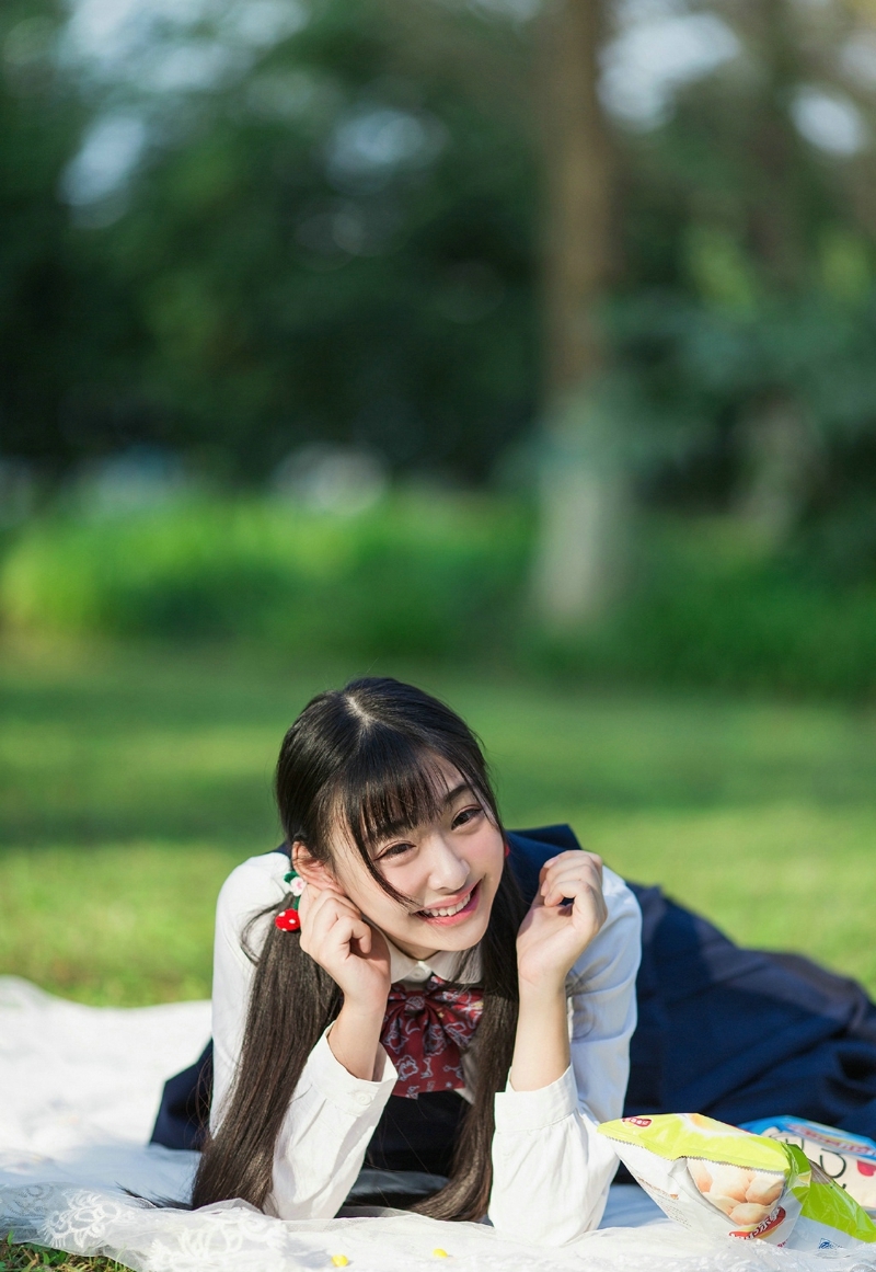 可爱野餐学生妹子清纯可人