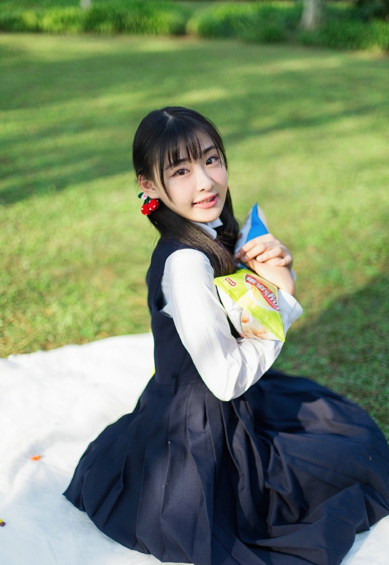 可爱野餐学生妹子清纯可人