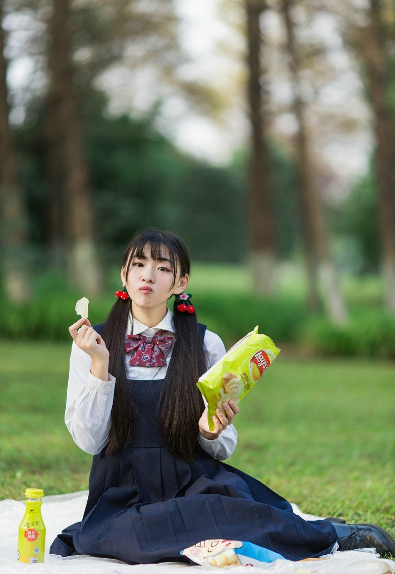 可爱野餐学生妹子清纯可人