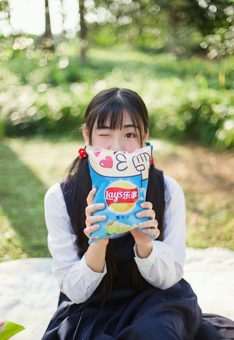 可爱野餐学生妹子清纯可人