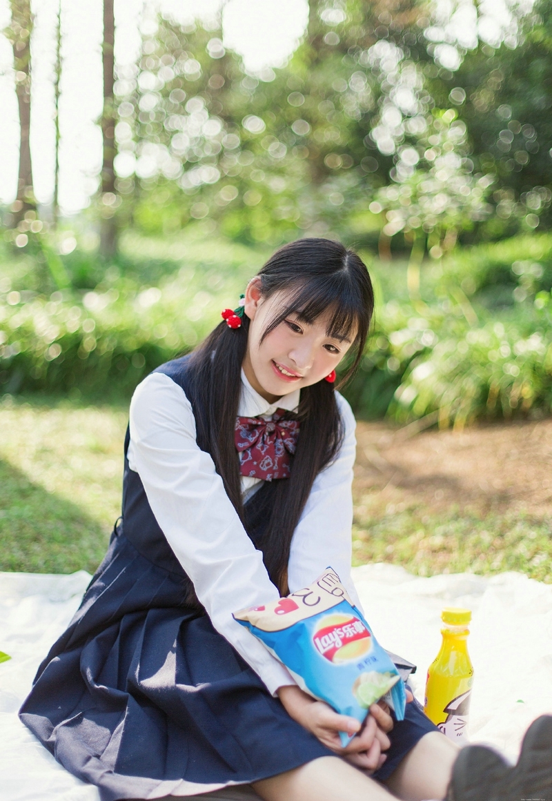 可爱野餐学生妹子清纯可人