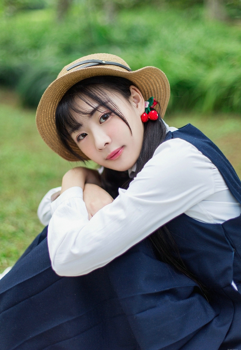 可爱野餐学生妹子清纯可人